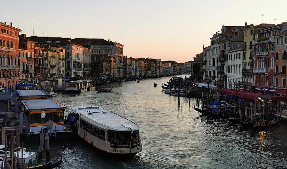 how to travel around venice on a budget